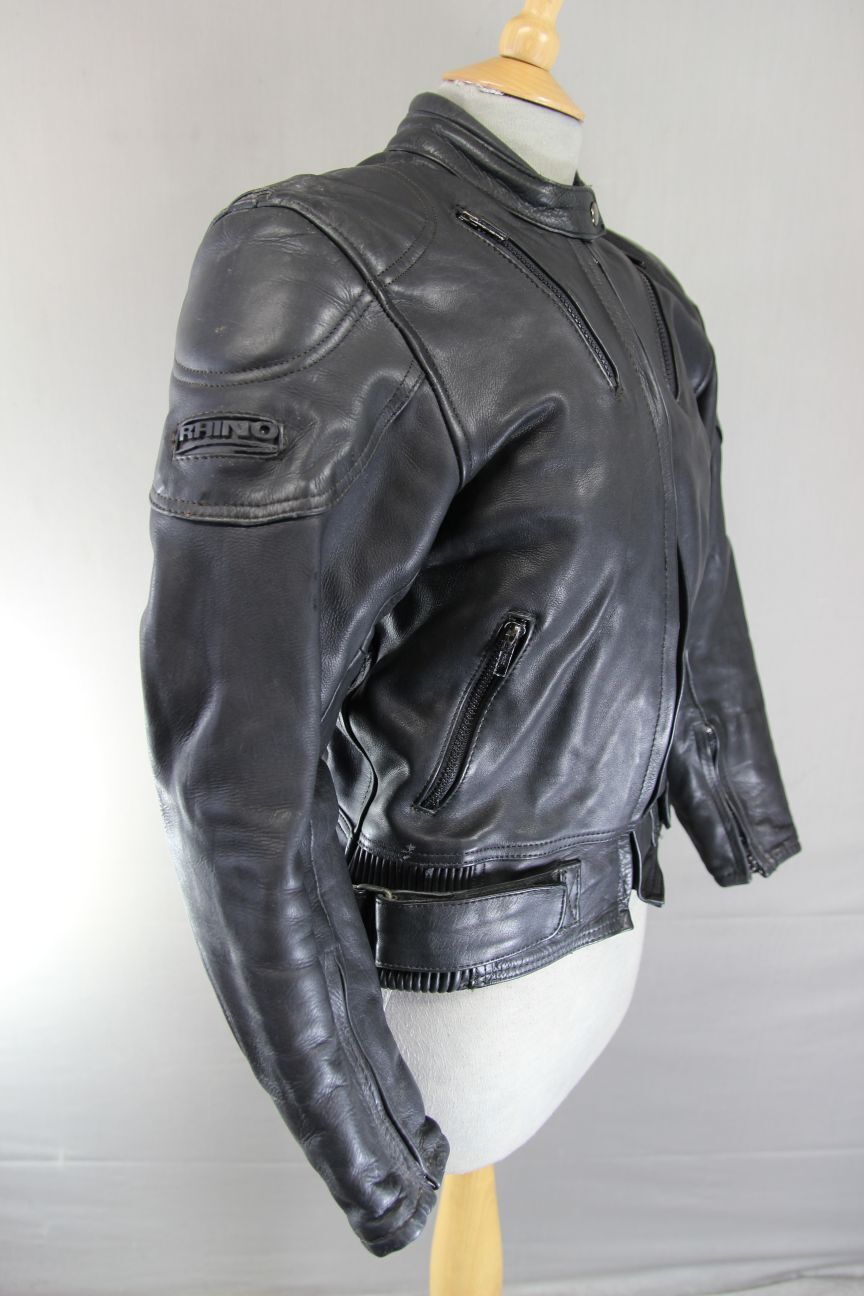 BRITISH DESIGNED RHINO BLACK COWHIDE LEATHER BIKER JACKET + PROTECTORS: SIZE 14