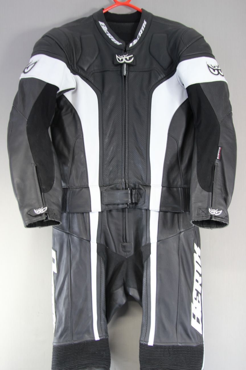 BERIK 2 PIECE BLACK & WHITE LEATHER BIKER SUIT + CE ARMOUR & KNEE SLIDERS 40 IN