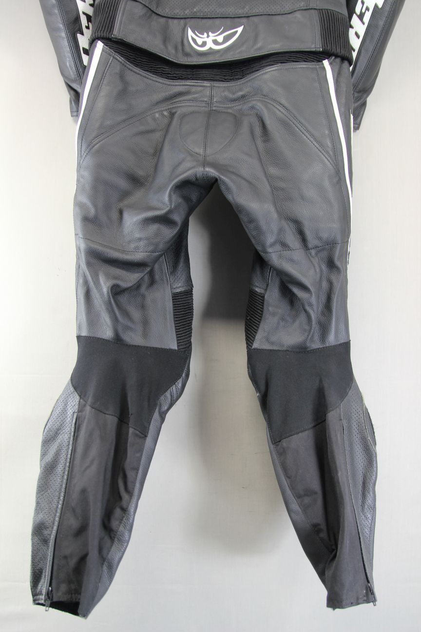 BERIK 2 PIECE BLACK & WHITE LEATHER BIKER SUIT + CE ARMOUR & KNEE SLIDERS 40 IN