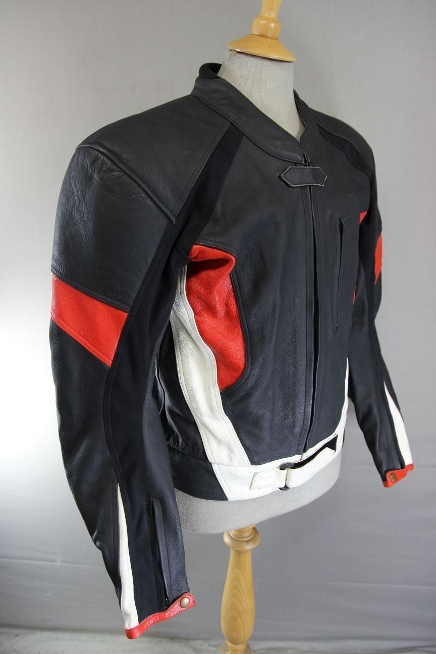PLAYWELL BLACK, RED & WHITE LEATHER BIKER JACKET WITH REMOVABLE CE ARMOUR 40 IN