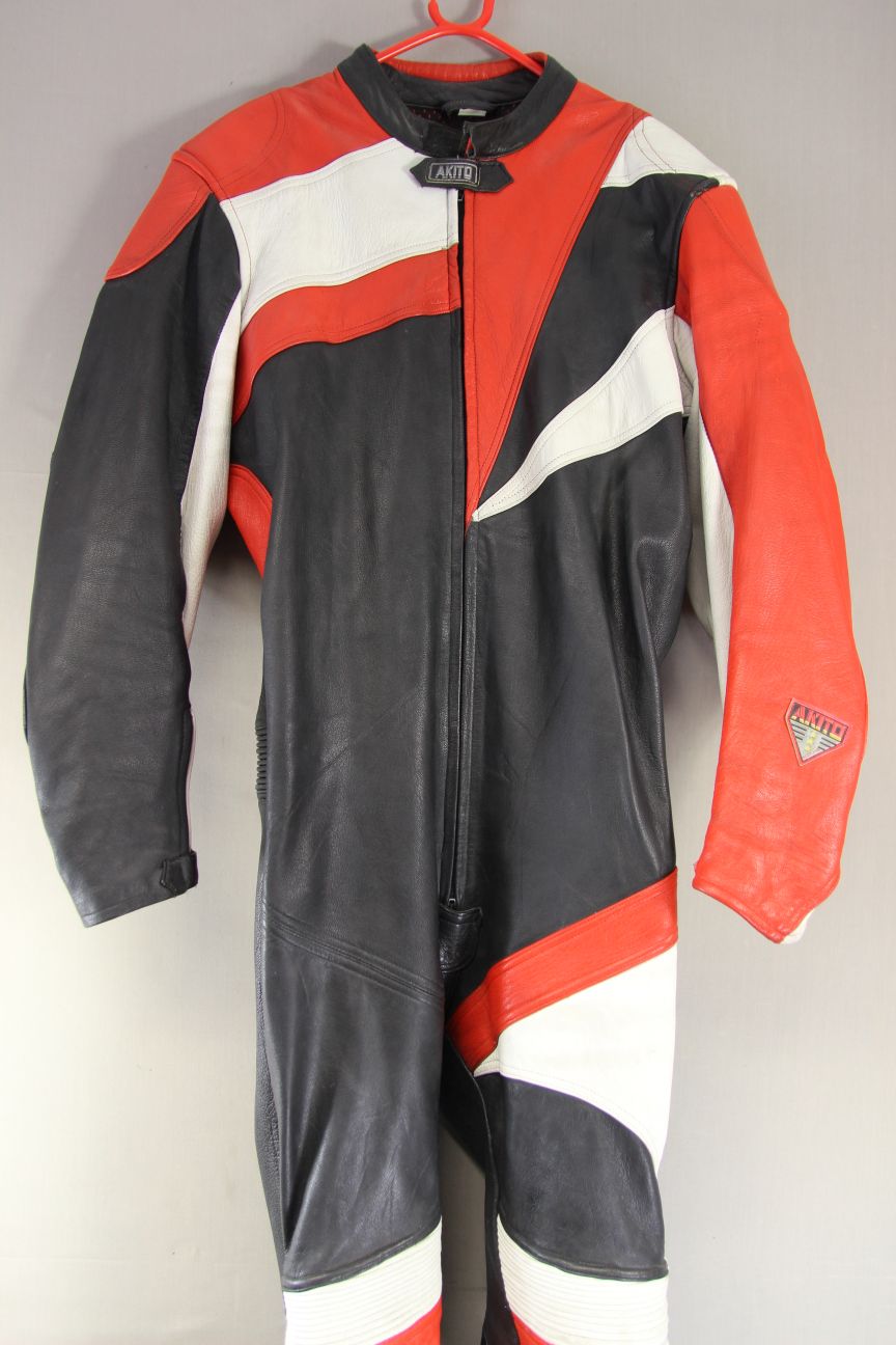 AKITO DAYTONA 1PIECE BLACK, RED & WHITE LEATHER BIKER SUIT CHEST 44-46/WAIST 40"