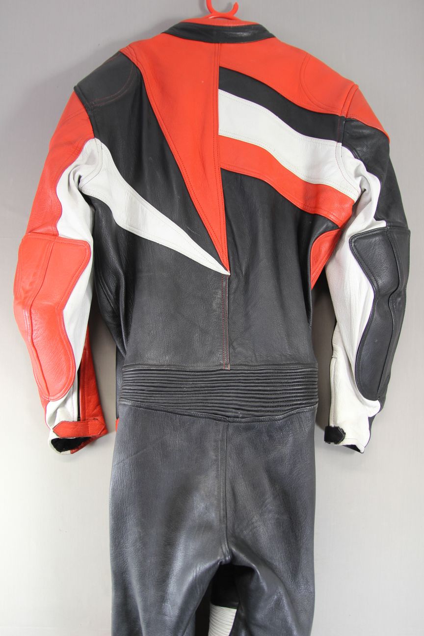 AKITO DAYTONA 1PIECE BLACK, RED & WHITE LEATHER BIKER SUIT CHEST 44-46/WAIST 40"