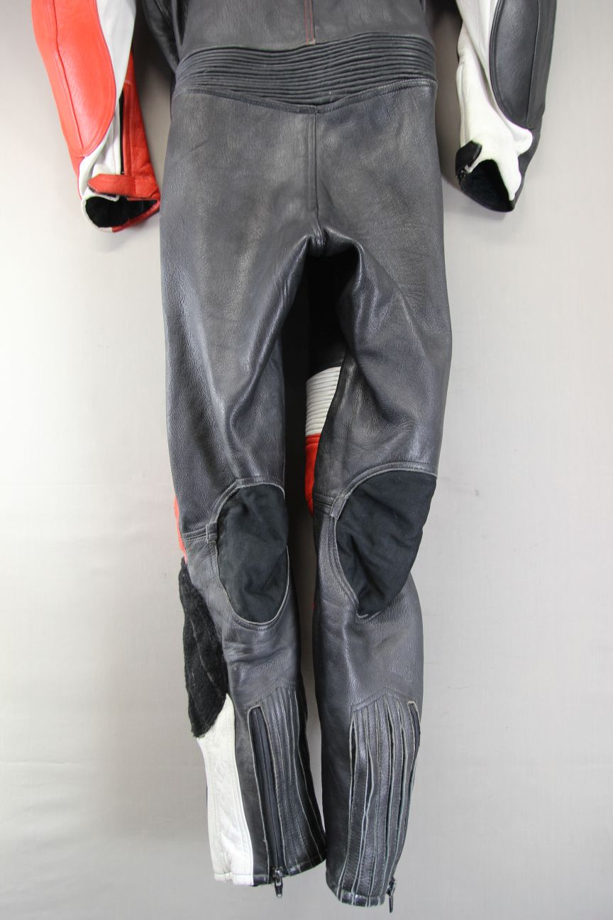 AKITO DAYTONA 1PIECE BLACK, RED & WHITE LEATHER BIKER SUIT CHEST 44-46/WAIST 40"