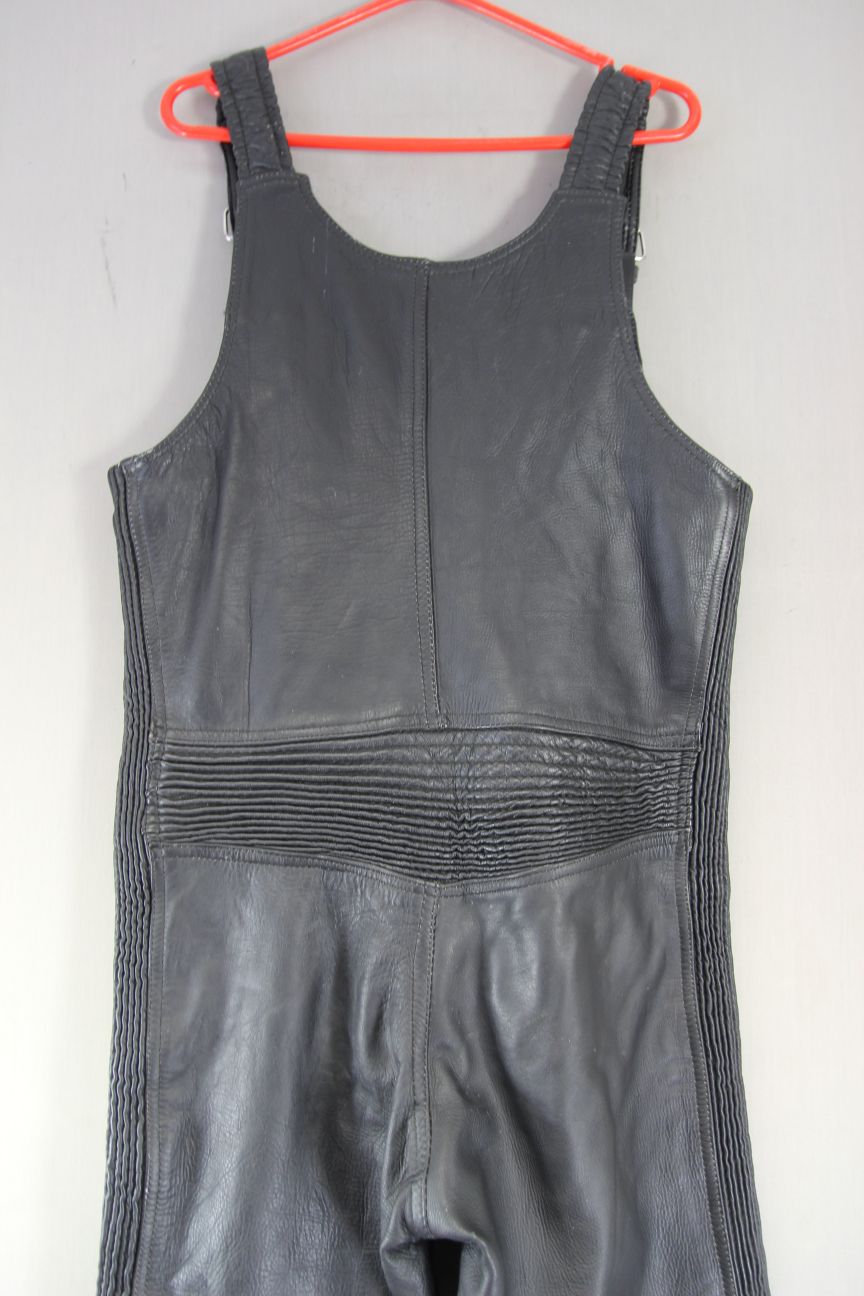 JTS BLACK LEATHER BIKER BIB & BRACE SALOPETTES: WAIST 34 INCH/INSIDE LEG 29 INCH