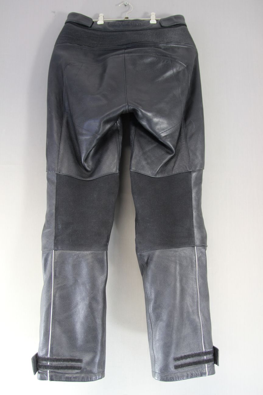 HEIN GERICKE BLACK LEATHER BIKER TROUSERS WITH CE ARMOUR: WAIST 32 IN/LEG 34 IN