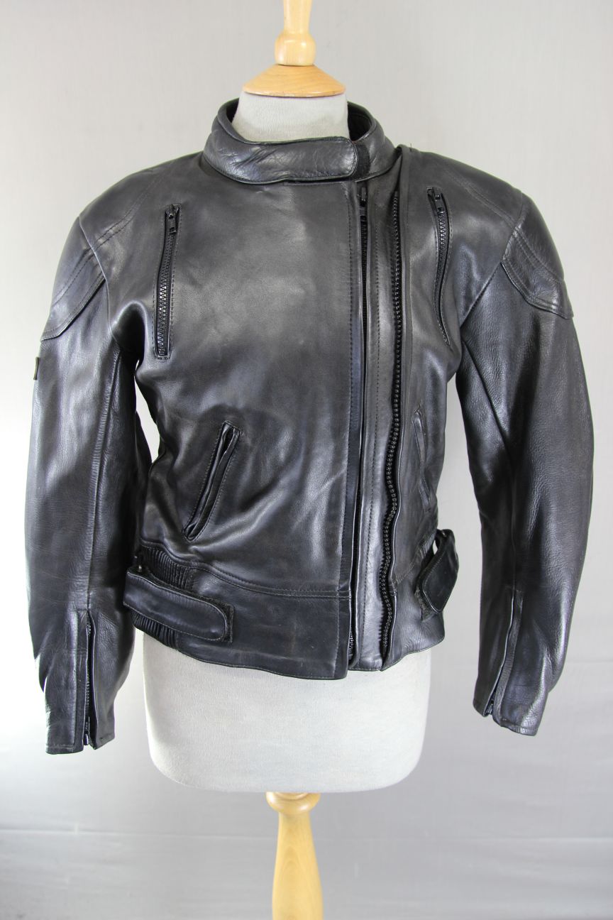 ASHMAN BLACK COWHIDE LEATHER BIKER JACKET WITH REMOVABLE PROTECTORS: SIZE 12