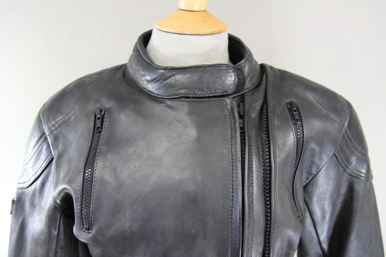 ASHMAN BLACK COWHIDE LEATHER BIKER JACKET WITH REMOVABLE PROTECTORS: SIZE 12