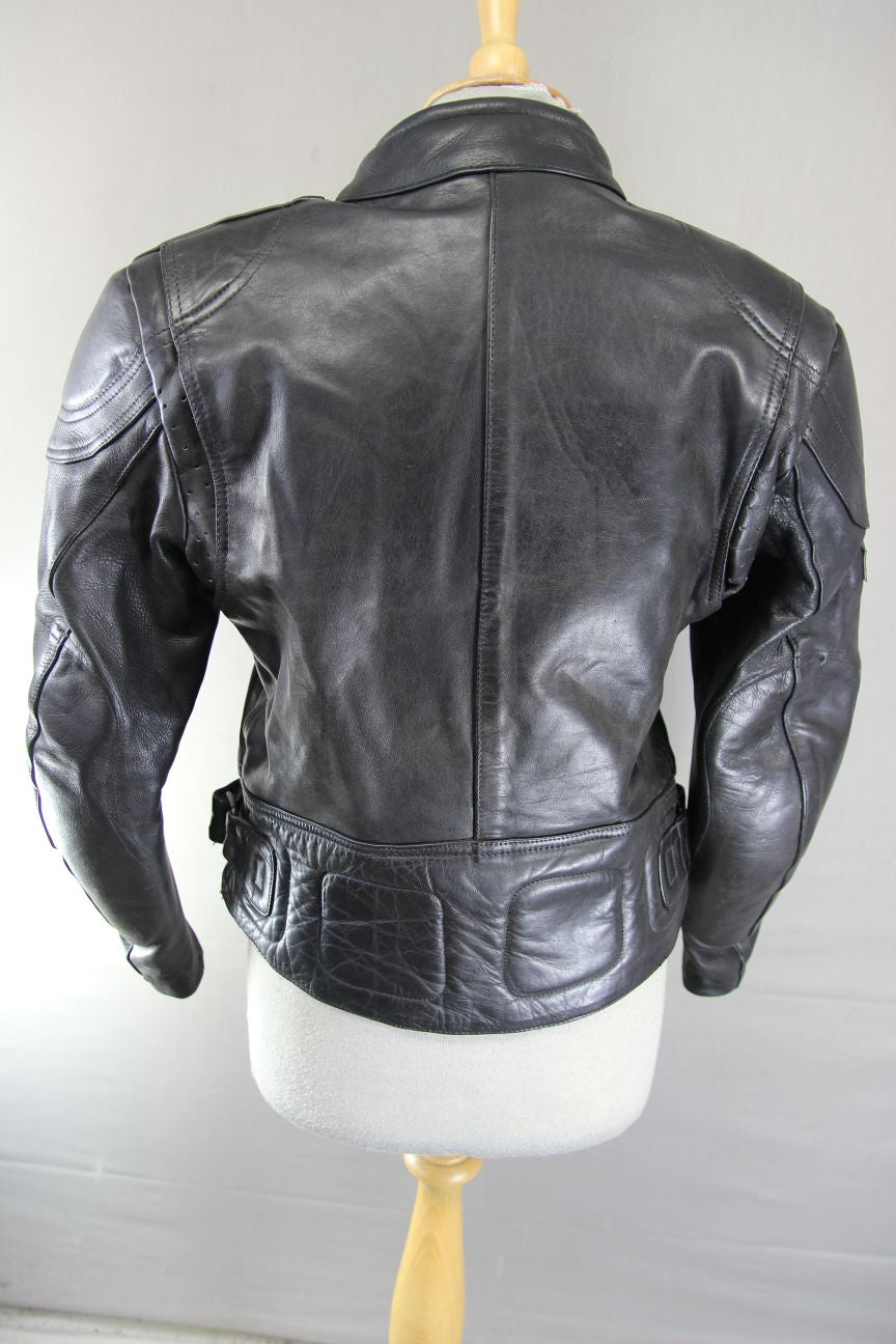 ASHMAN BLACK COWHIDE LEATHER BIKER JACKET WITH REMOVABLE PROTECTORS: SIZE 12