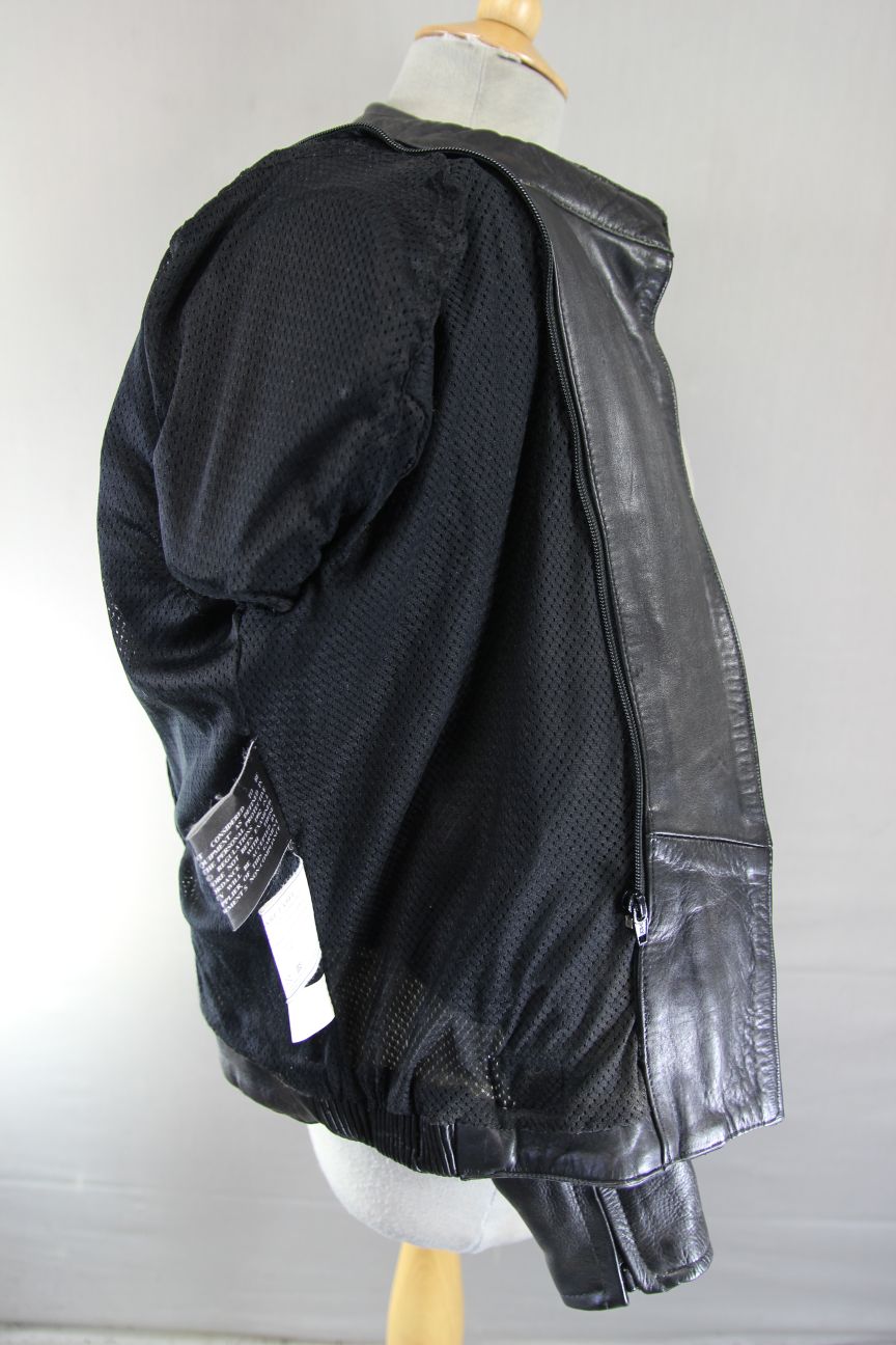 ASHMAN BLACK COWHIDE LEATHER BIKER JACKET WITH REMOVABLE PROTECTORS: SIZE 12