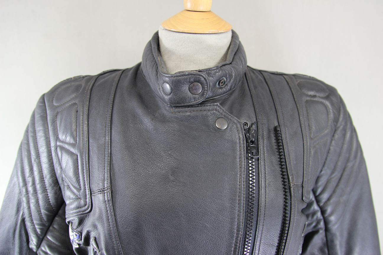 AKITO BLACK LEATHER BIKER JACKET WITH CE BACK ARMOUR: SIZE 10 32-34 INCH CHEST