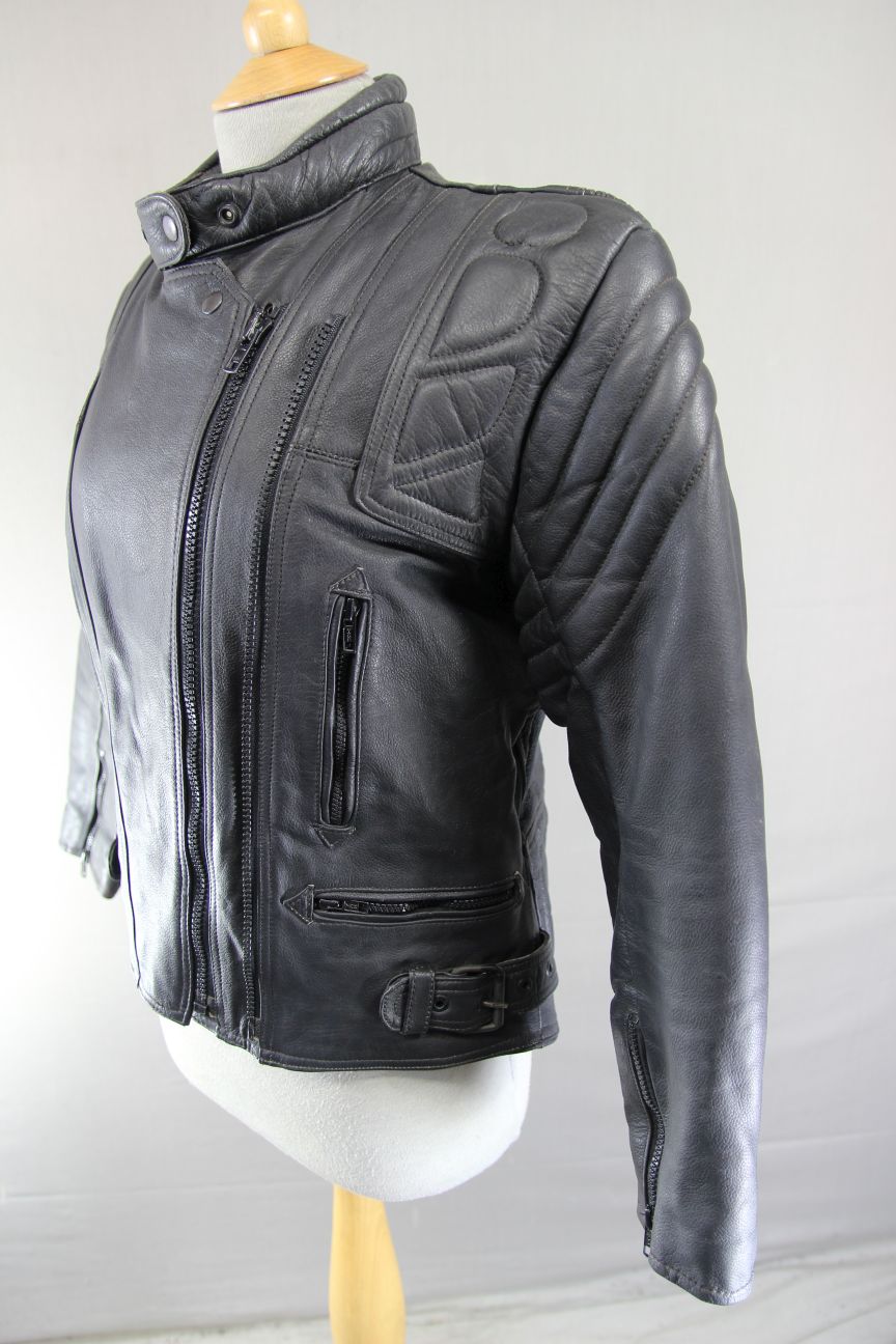 AKITO BLACK LEATHER BIKER JACKET WITH CE BACK ARMOUR: SIZE 10 32-34 INCH CHEST