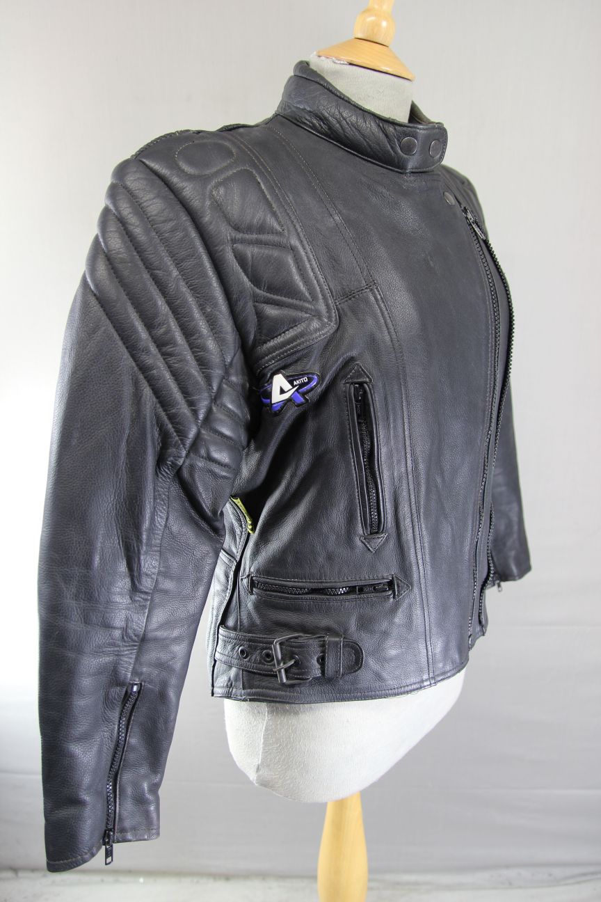 AKITO BLACK LEATHER BIKER JACKET WITH CE BACK ARMOUR: SIZE 10 32-34 INCH CHEST