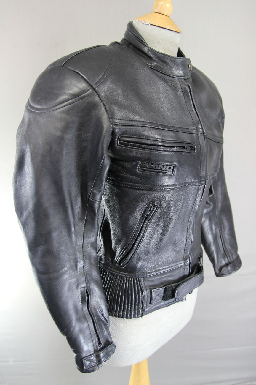 RHINO BRITISH DESIGNED BLACK COWHIDE LEATHER BIKER JACKET + PROTECTORS: SIZE 10