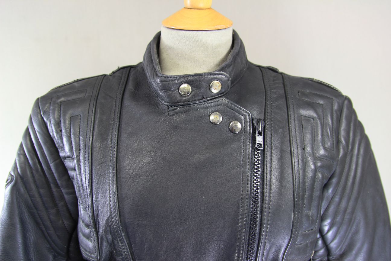 CLASSIC AKITO T-FORCE BLACK LEATHER BIKER JACKET: SIZE 12/34-36 INCH CHEST
