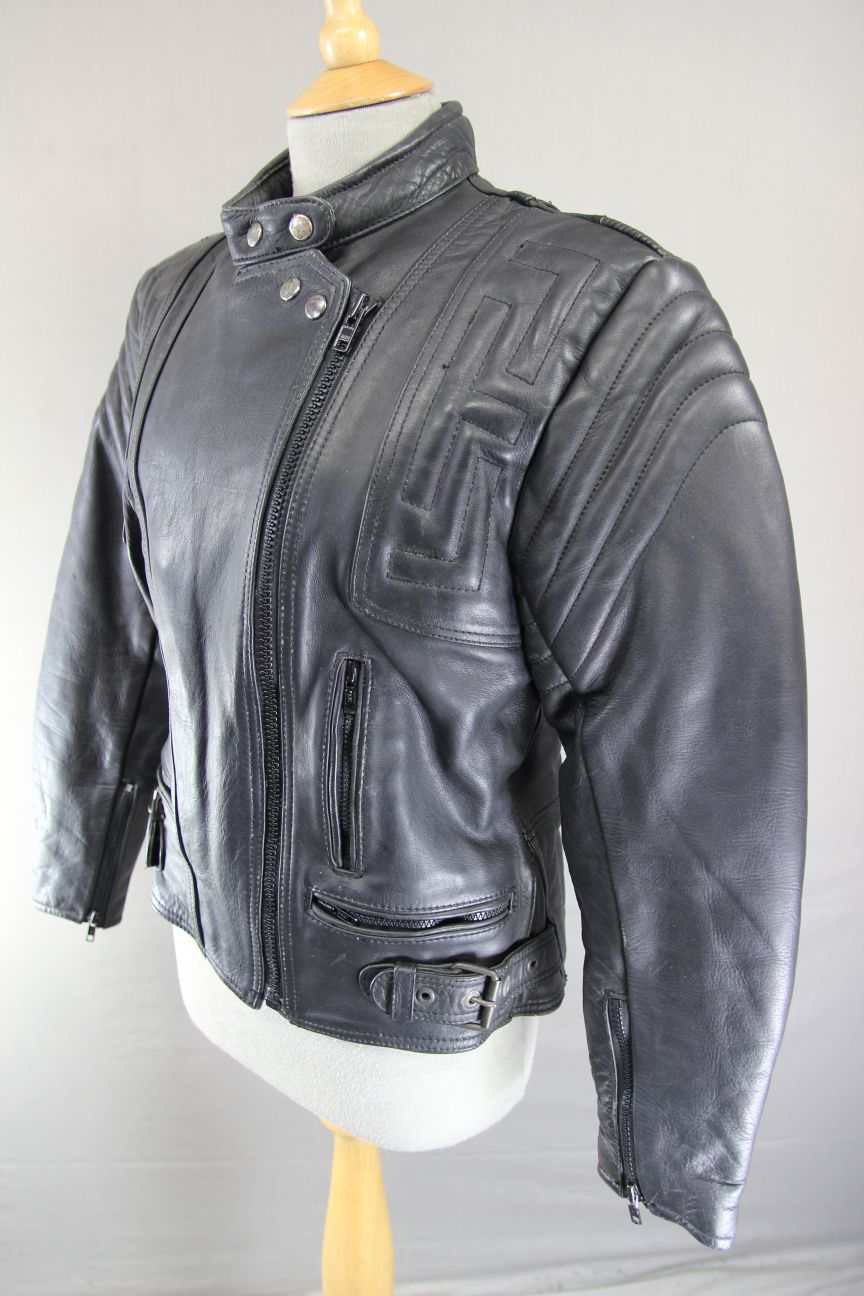 CLASSIC AKITO T-FORCE BLACK LEATHER BIKER JACKET: SIZE 12/34-36 INCH CHEST