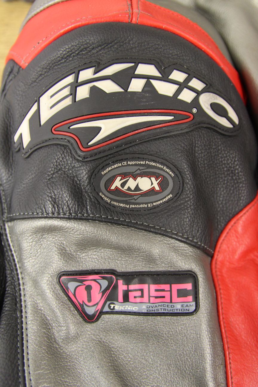 TEKNIC SILVER, BLACK & RED LEATHER BIKER JACKET WITH KNOX CE ARMOUR 40-42 INCH