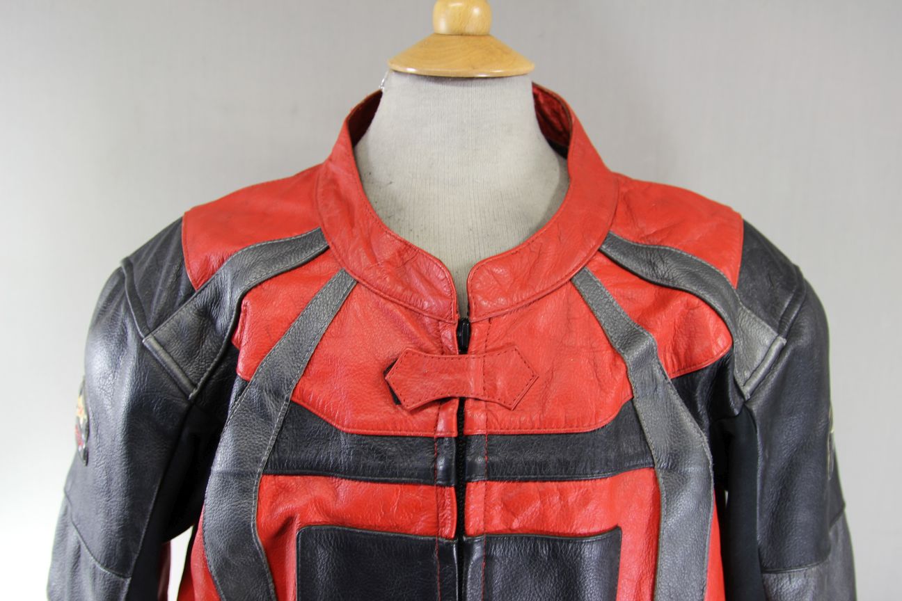 BLACK, RED & SILVER LEATHER BIKER JACKET WITH BACK, SHOULDER & ELBOW ARMOUR 46IN