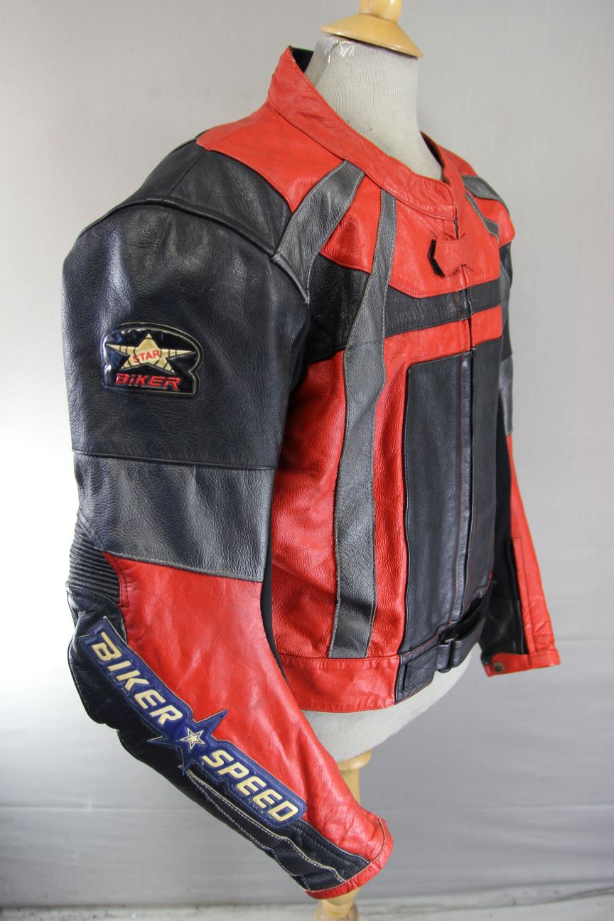BLACK, RED & SILVER LEATHER BIKER JACKET WITH BACK, SHOULDER & ELBOW ARMOUR 46IN