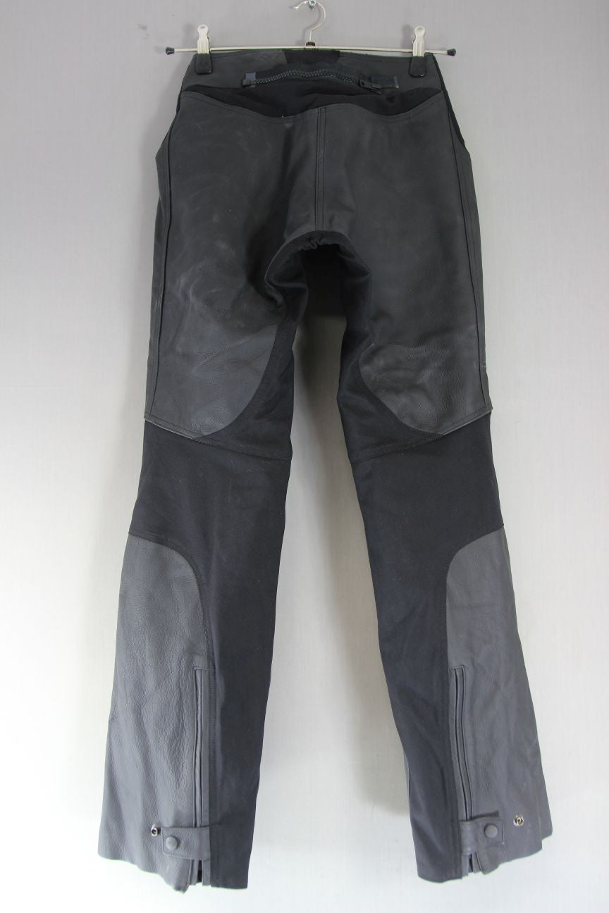 TRIUMPH BLACK LEATHER BIKER TROUSERS WITH CE ARMOUR WAIST 28 IN/INSIDE LEG 34 IN