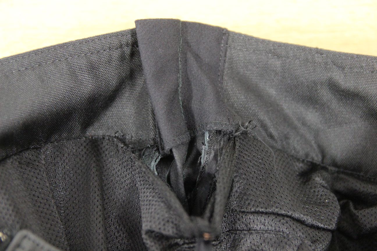 TRIUMPH BLACK LEATHER BIKER TROUSERS WITH CE ARMOUR WAIST 28 IN/INSIDE LEG 34 IN