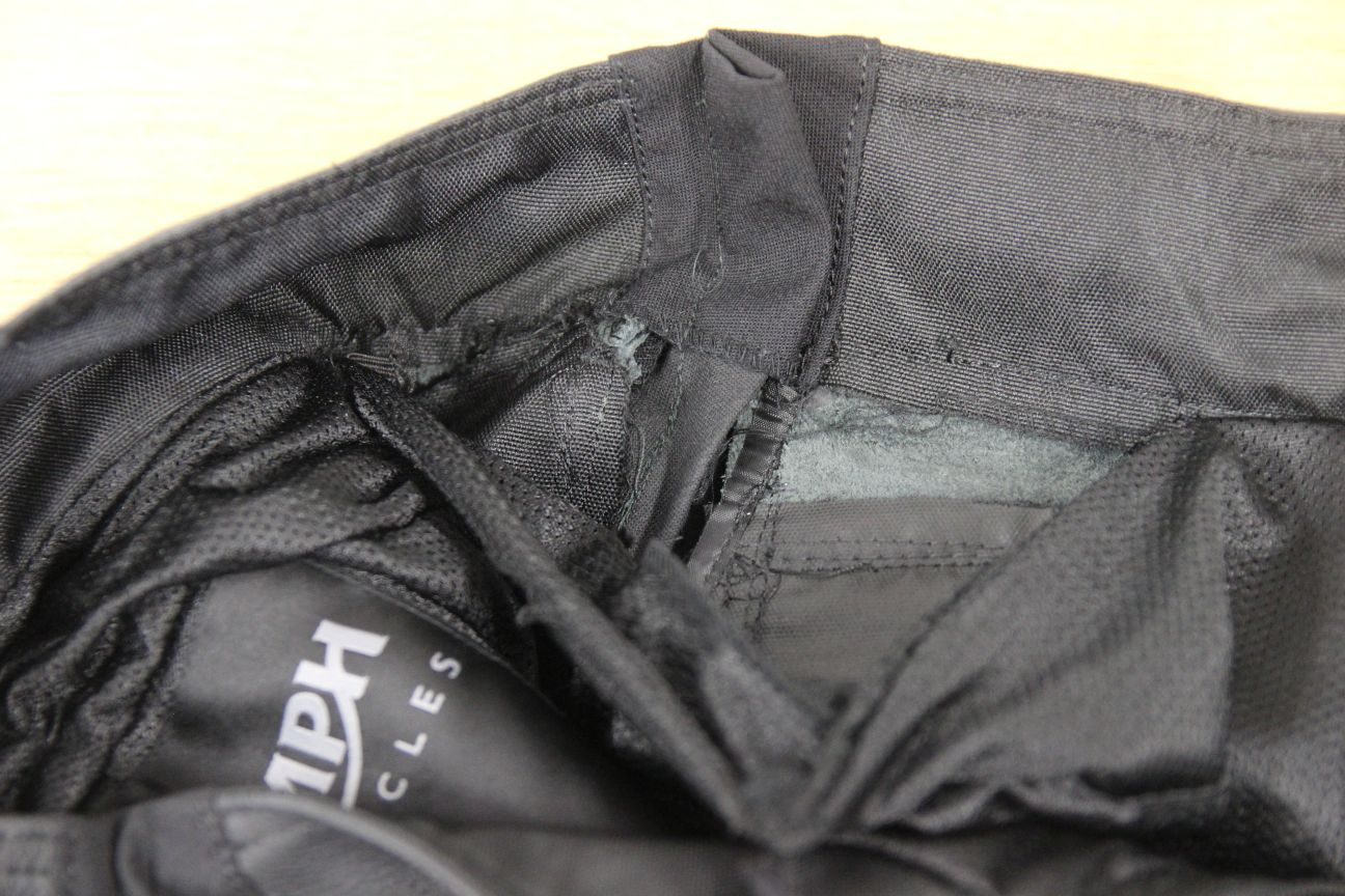TRIUMPH BLACK LEATHER BIKER TROUSERS WITH CE ARMOUR WAIST 28 IN/INSIDE LEG 34 IN