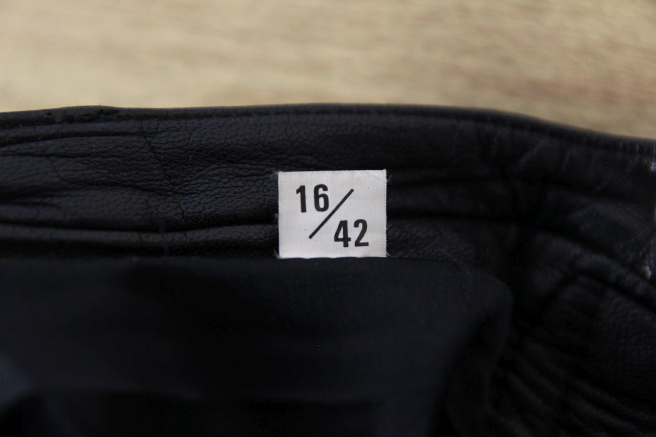 MODERN CLASSICS BLACK LEATHER BIKER JEANS SIZE 16: WAIST 32 IN/INSIDE LEG 26 IN