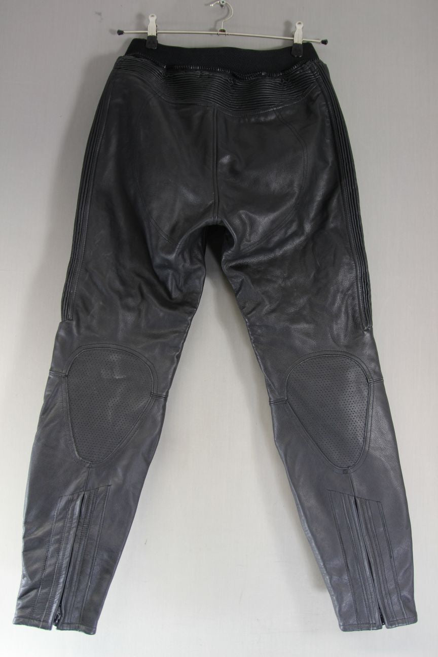 AKITO BLACK LEATHER BIKER TROUSERS + KNEE CE ARMOUR: SIZE 16 WAIST 28IN/LEG 30IN