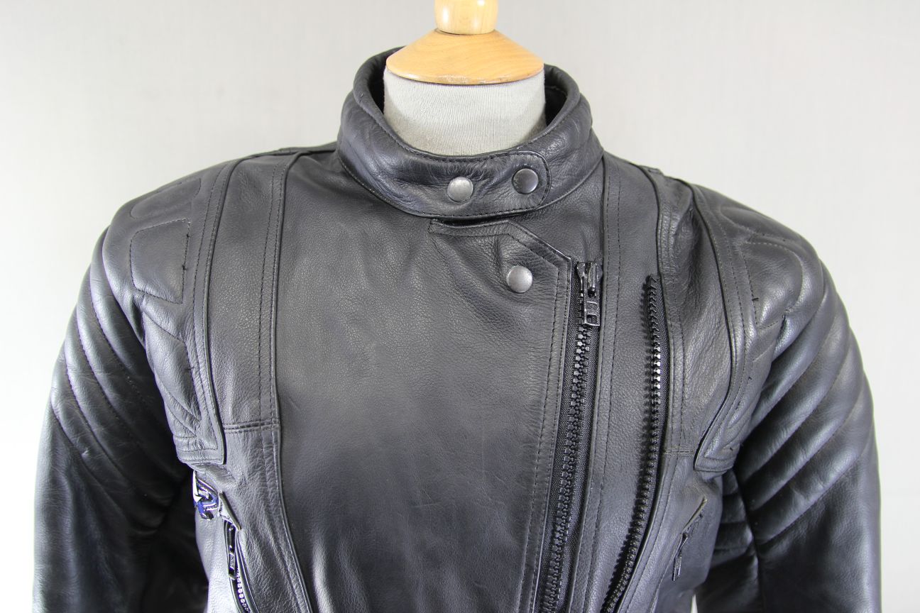 AKITO BLACK LEATHER BIKER JACKET WITH CE ARMOUR: SIZE 12 34-36 INCH CHEST