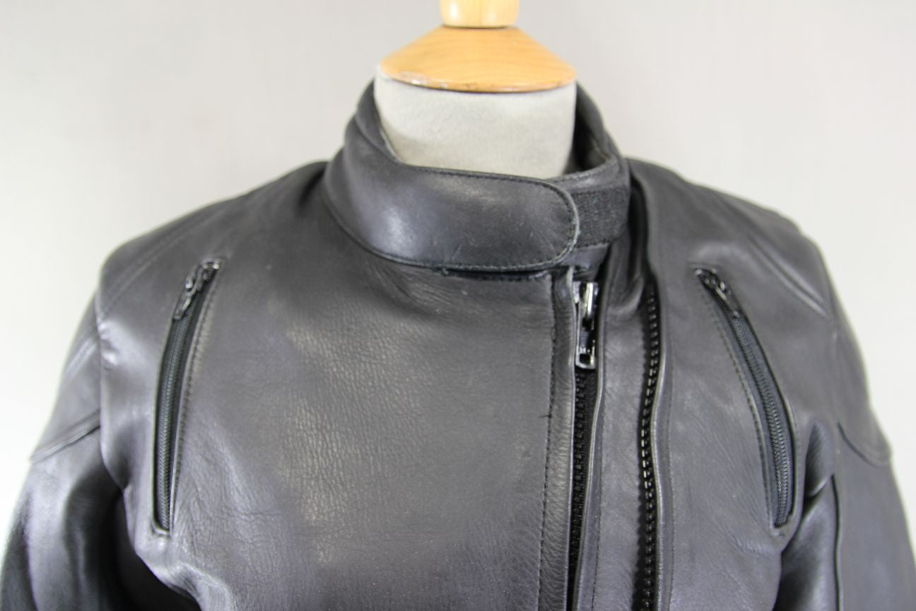 ASHMAN BLACK COWHIDE LEATHER BIKER JACKET WITH REMOVABLE PROTECTORS: SIZE 10
