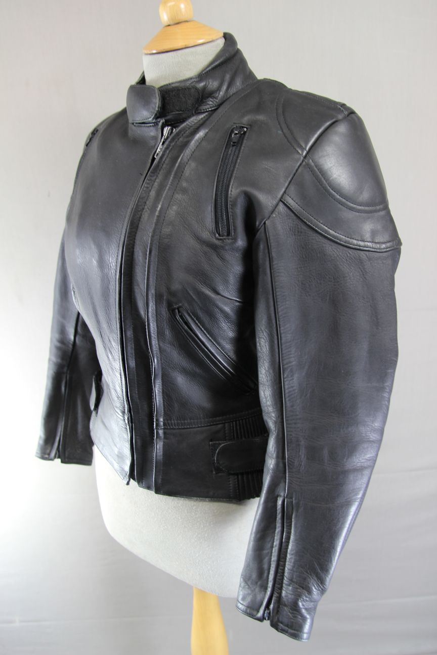 ASHMAN BLACK COWHIDE LEATHER BIKER JACKET WITH REMOVABLE PROTECTORS: SIZE 10