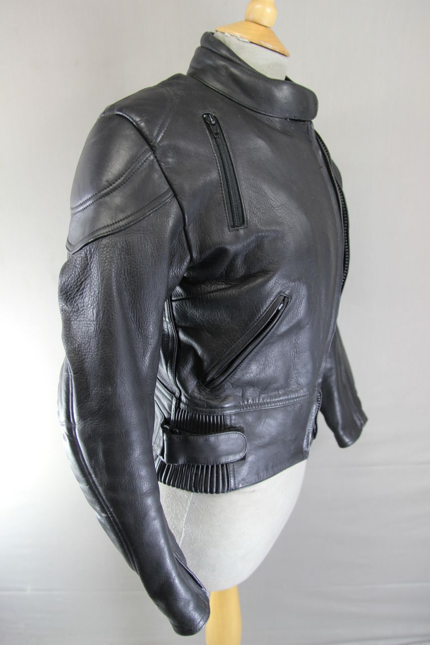 ASHMAN BLACK COWHIDE LEATHER BIKER JACKET WITH REMOVABLE PROTECTORS: SIZE 10