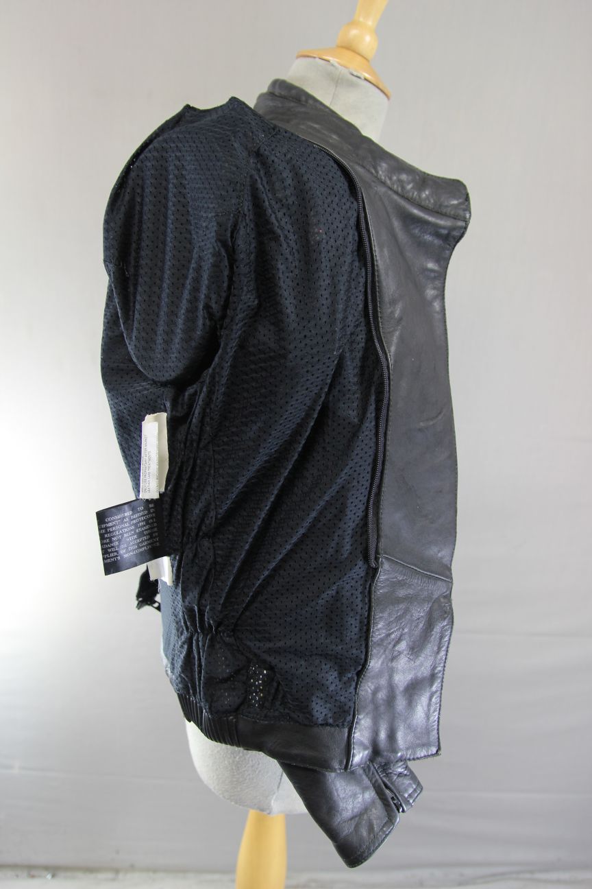ASHMAN BLACK COWHIDE LEATHER BIKER JACKET WITH REMOVABLE PROTECTORS: SIZE 10
