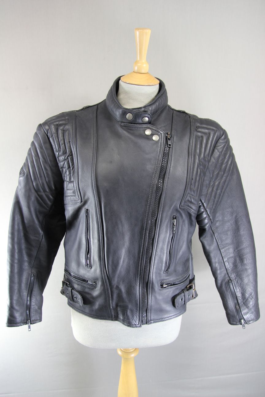 CLASSIC AKITO T-FORCE BLACK LEATHER BIKER JACKET: SIZE 18/40 INCH CHEST
