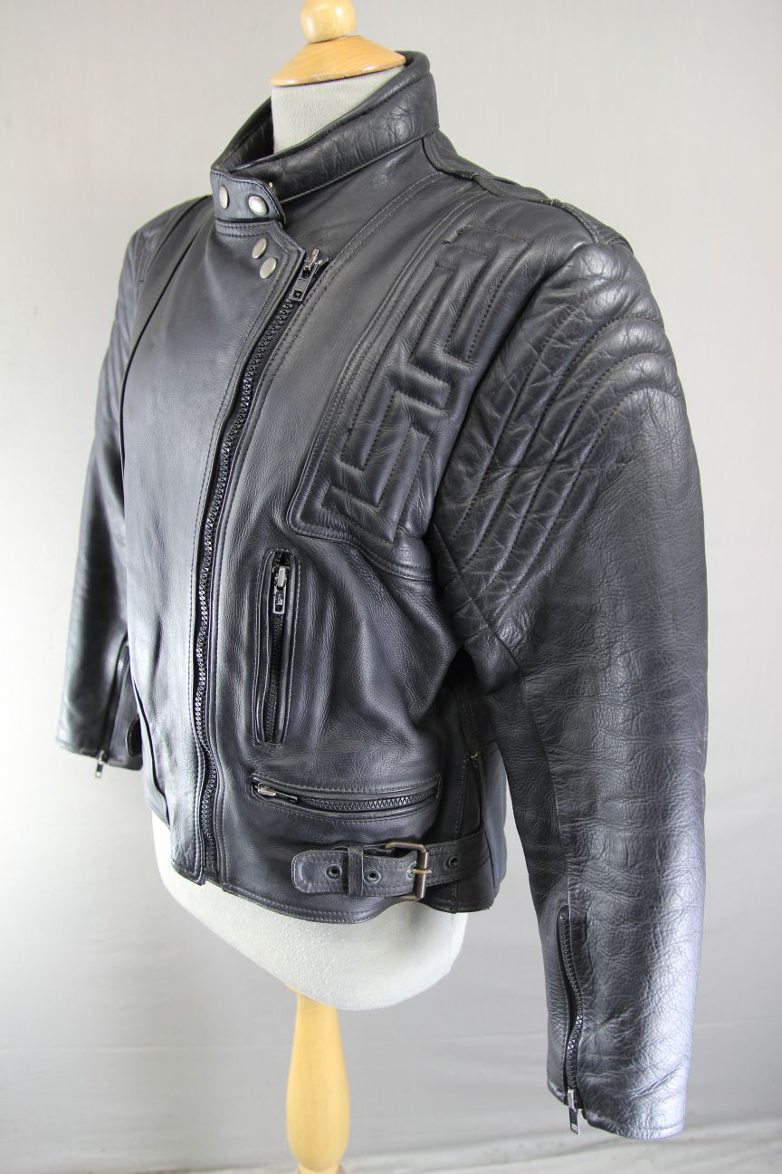 CLASSIC AKITO T-FORCE BLACK LEATHER BIKER JACKET: SIZE 18/40 INCH CHEST