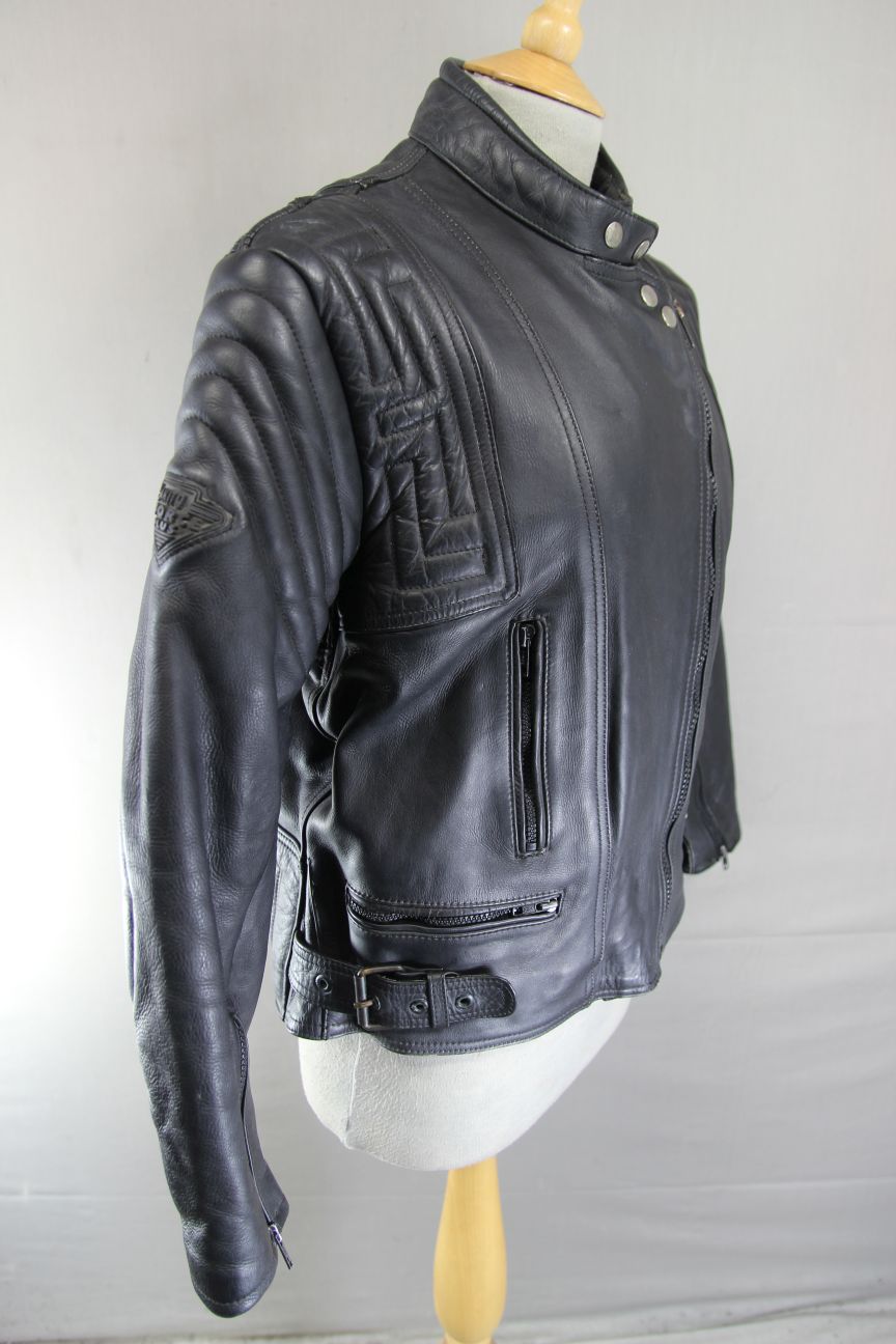 CLASSIC AKITO T-FORCE BLACK LEATHER BIKER JACKET: SIZE 18/40 INCH CHEST