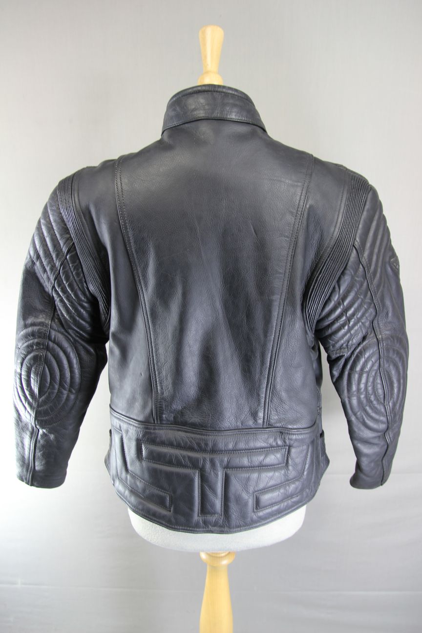 CLASSIC AKITO T-FORCE BLACK LEATHER BIKER JACKET: SIZE 18/40 INCH CHEST