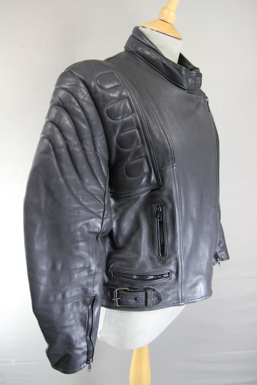 AKITO CLASSIC BLACK LEATHER BIKER JACKET WITH BACK PROTECTOR: SIZE 14