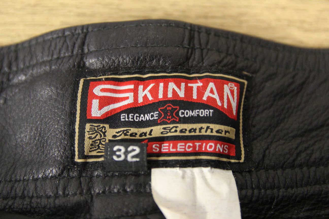 SKINTAN BLACK LEATHER BIKER TROUSERS: WAIST 32 INCH/INSIDE LEG 27 IN
