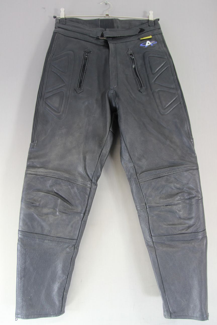AKITO BLACK LEATHER BIKER TROUSERS WITH CE KNEE ARMOUR: WAIST 30-32 IN/LEG 28 IN