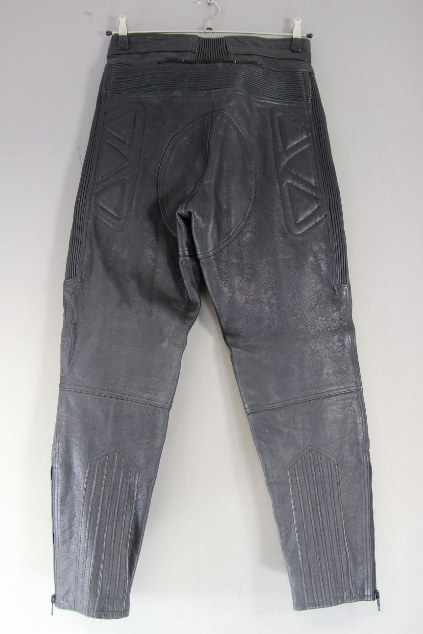 AKITO BLACK LEATHER BIKER TROUSERS WITH CE KNEE ARMOUR: WAIST 30-32 IN/LEG 28 IN