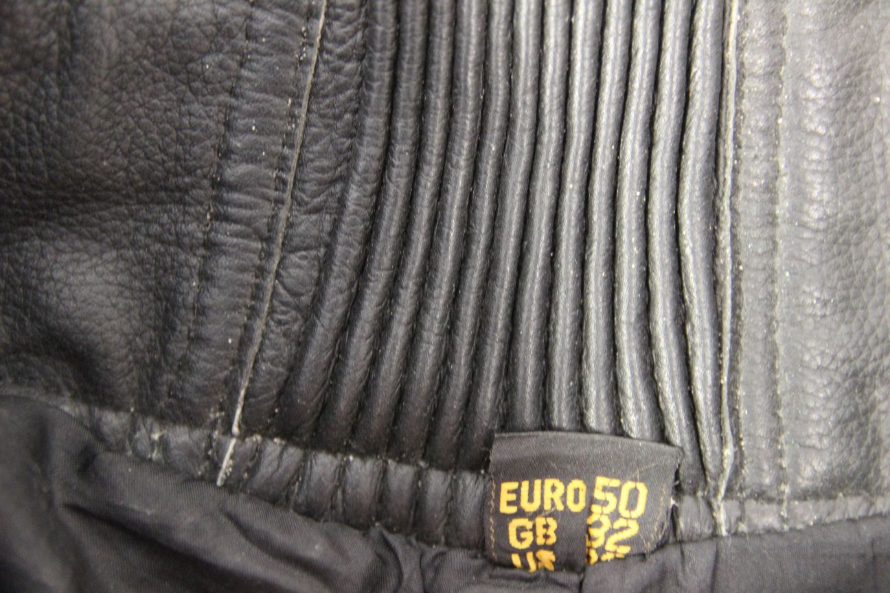 AKITO BLACK LEATHER BIKER TROUSERS WITH CE KNEE ARMOUR: WAIST 30-32 IN/LEG 28 IN