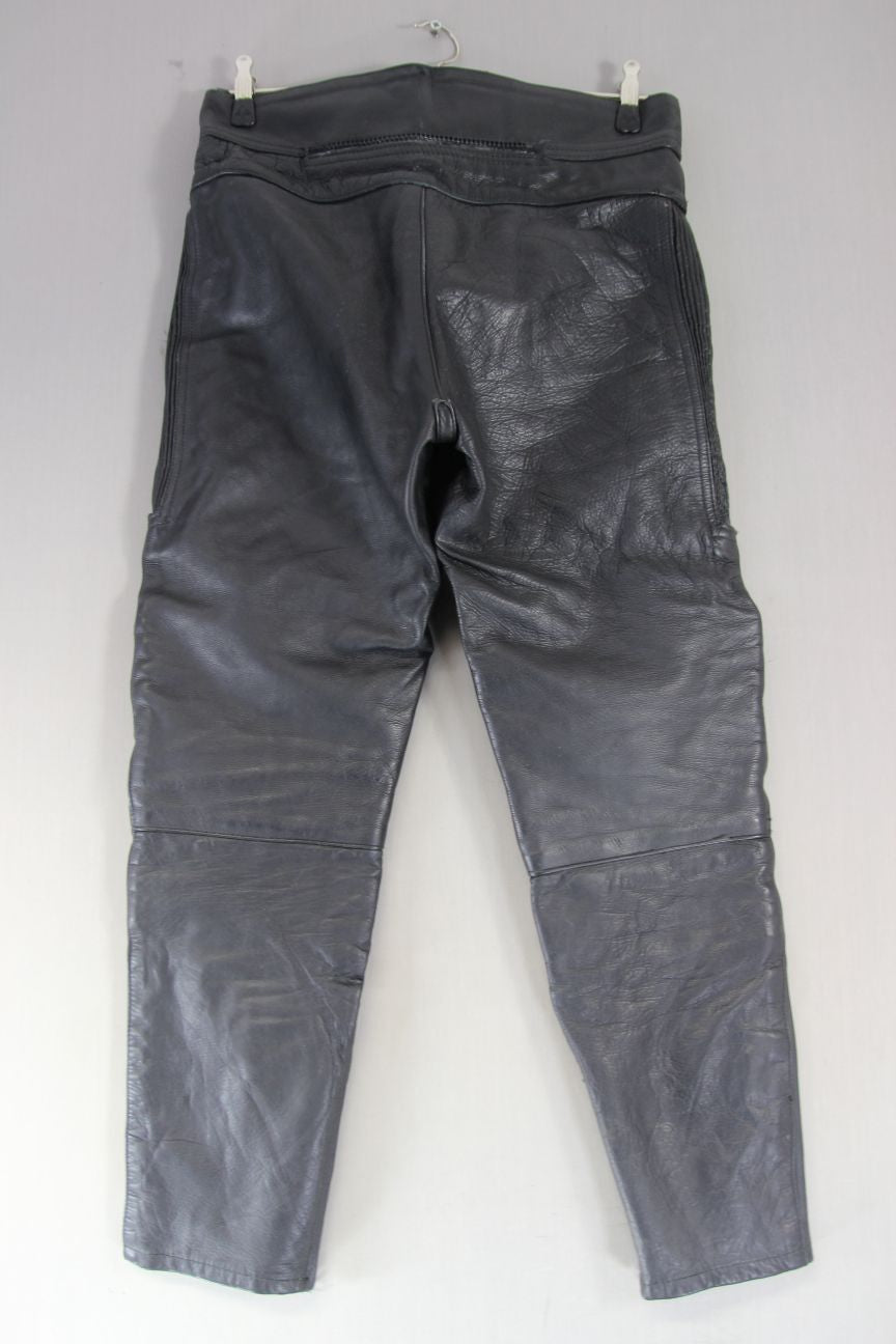 DYNAMIC LEATHERS BLACK COWHIDE BIKER TROUSERS: WAIST 32-34 IN/INSIDE LEG 29 IN