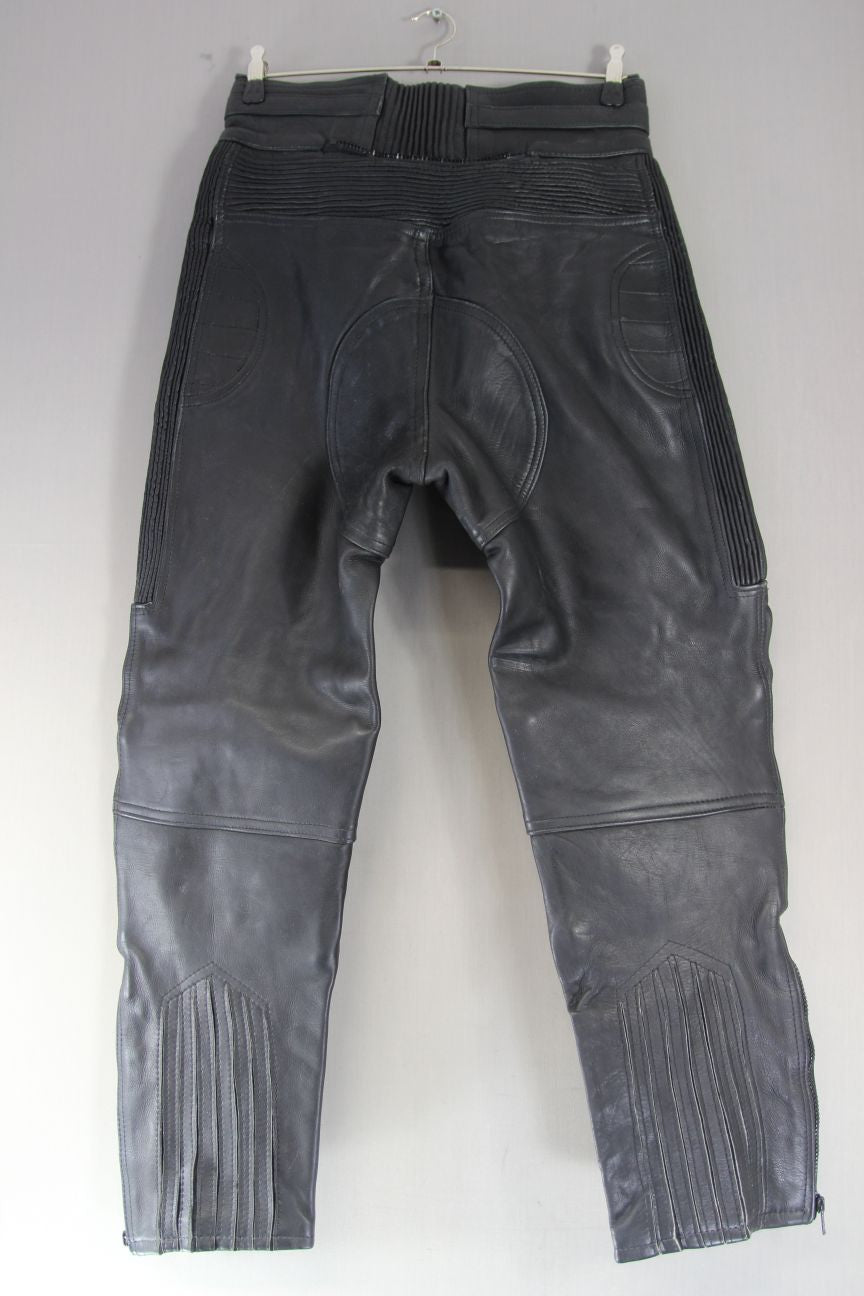 AKITO MERCURY PLUS BLACK LEATHER BIKER TROUSERS: WAIST 32-34 IN/INSIDE LEG 28 IN