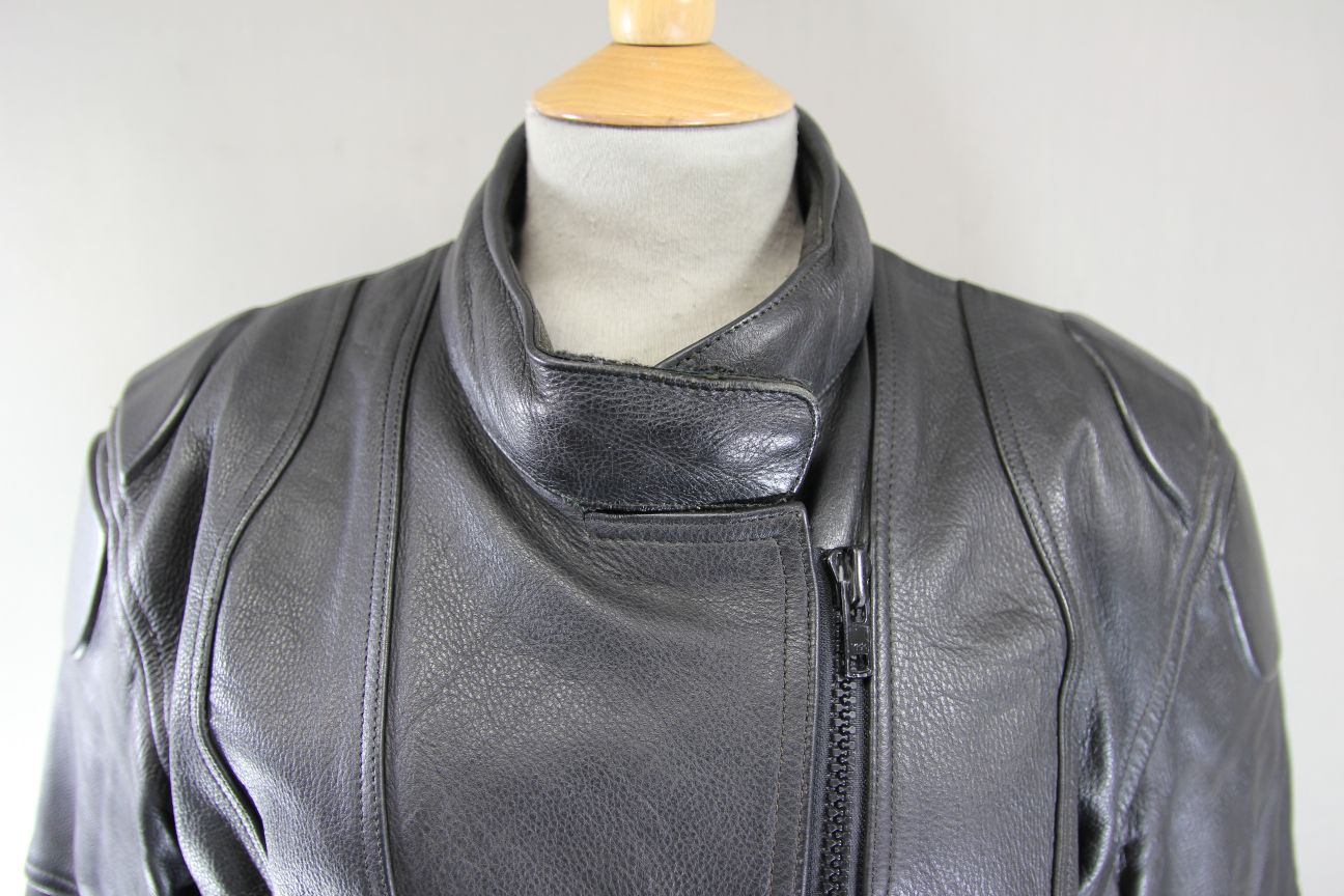 CLASSIC ALPINE WEAR BLACK LEATHER BIKER JACKET WITH BACK PROTECTOR: SIZE 16