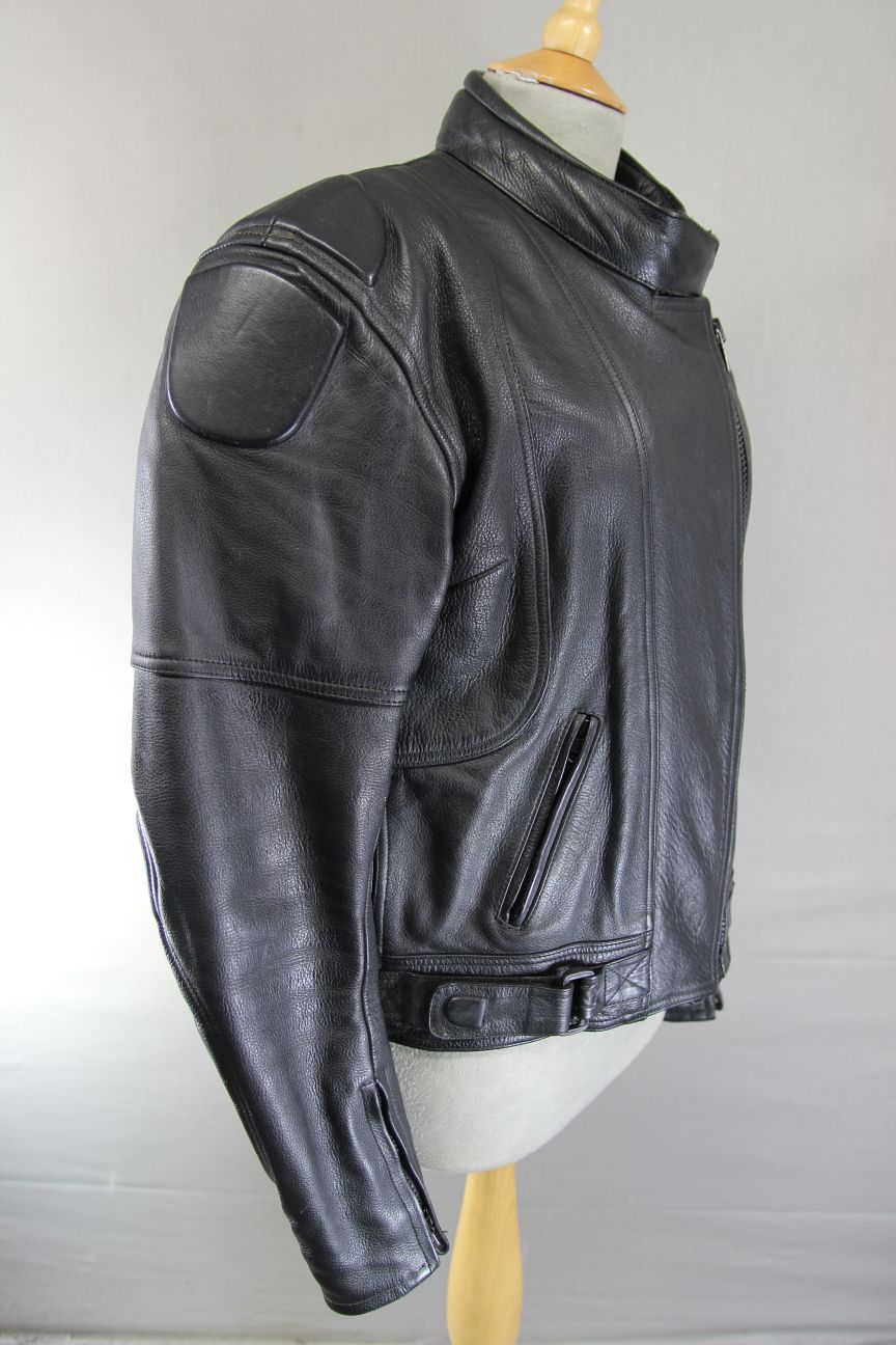 CLASSIC ALPINE WEAR BLACK LEATHER BIKER JACKET WITH BACK PROTECTOR: SIZE 16