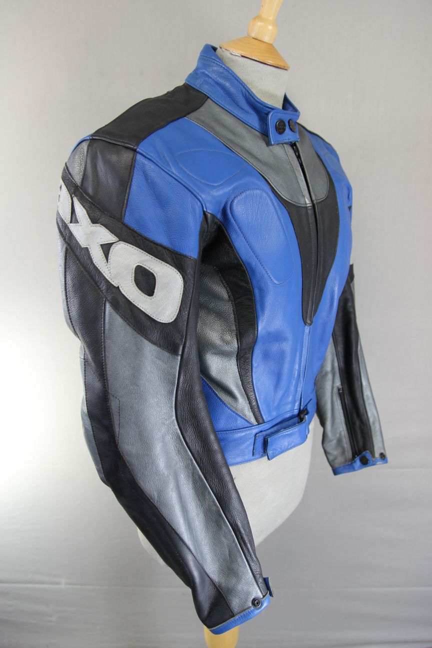 AXO SILVER, BLACK & BLUE LEATHER BIKER JACKET WITH SHOULDER & ELBOW ARMOUR 36 IN