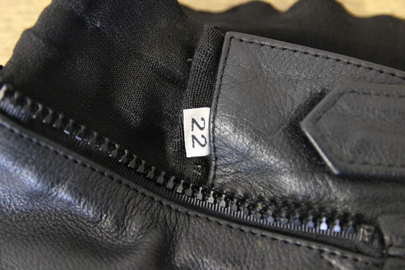 IXS BLACK LEATHER WOMEN'S BIKER TROUSERS: WAIST 30 INCHES/INSIDE LEG 27.5 INCHES