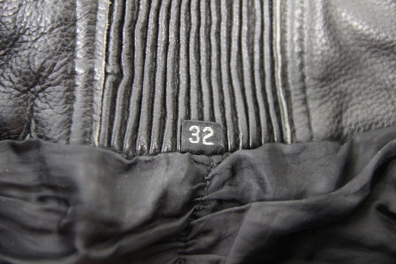 CITY OF LEATHER BLACK BIKER TROUSERS (SHORT FIT): WAIST 32 IN/INSIDE LEG 29 IN