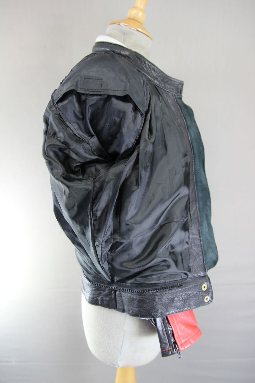 J&S BLACK, RED & WHITE LEATHER BIKER JACKET: SIZE 12 34-36 INCH CHEST