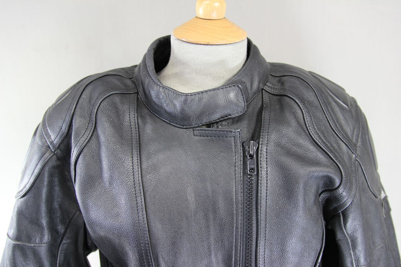 ASHMAN BLACK COWHIDE LEATHER BIKER JACKET WITH ARMOUR & THERMAL LINING: SIZE 16